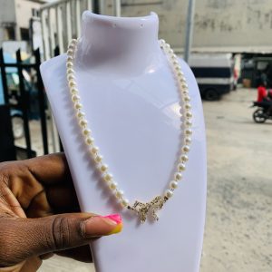 Bow tie pearl necklace
