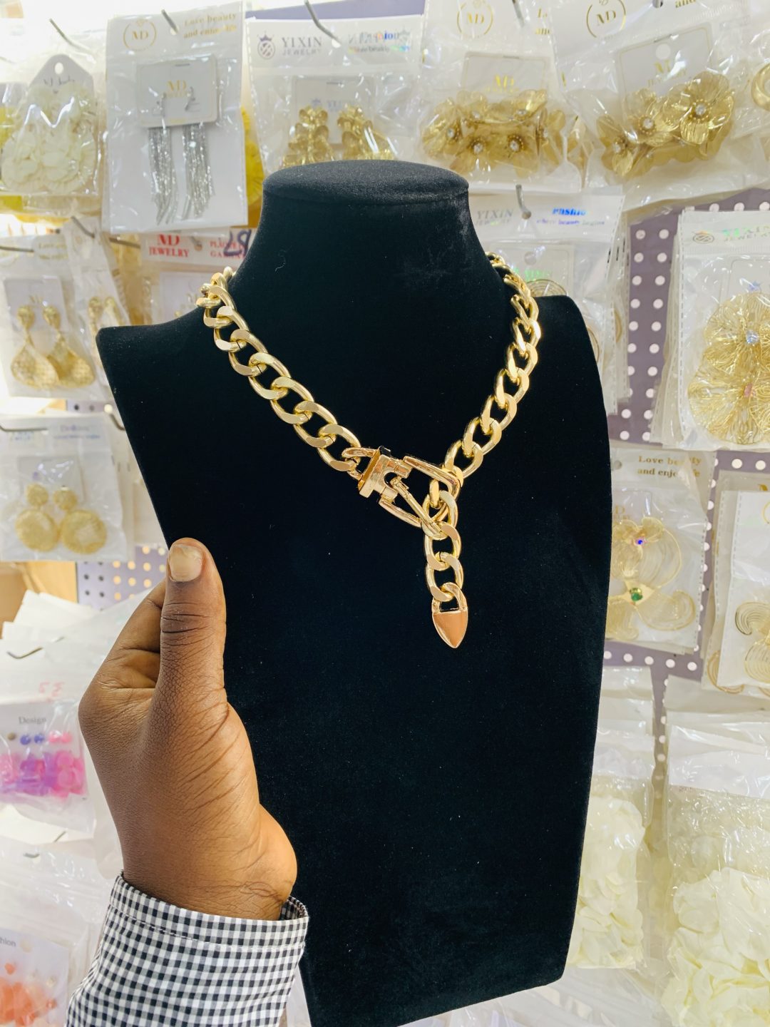 Cuban linked gold necklace - Image 2