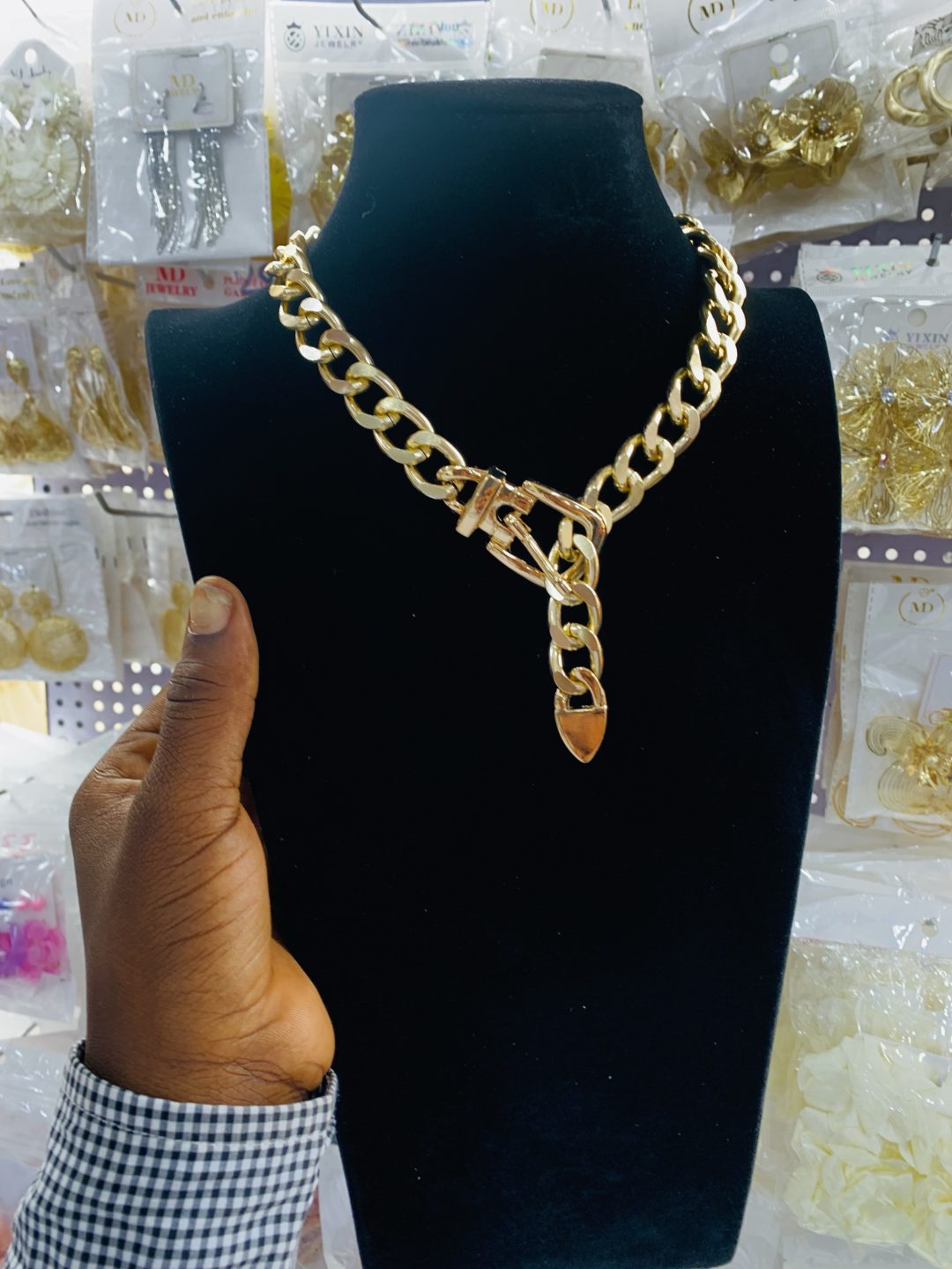 Cuban linked gold necklace - Image 4