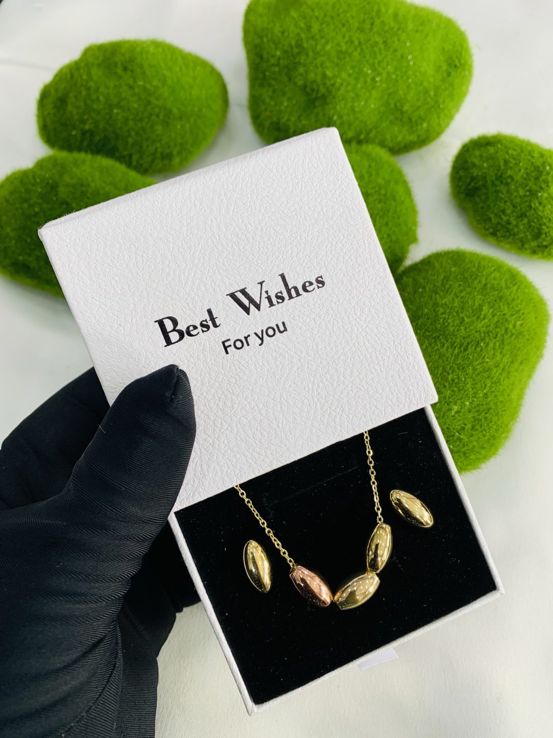 We lady with best wishes box - Image 3