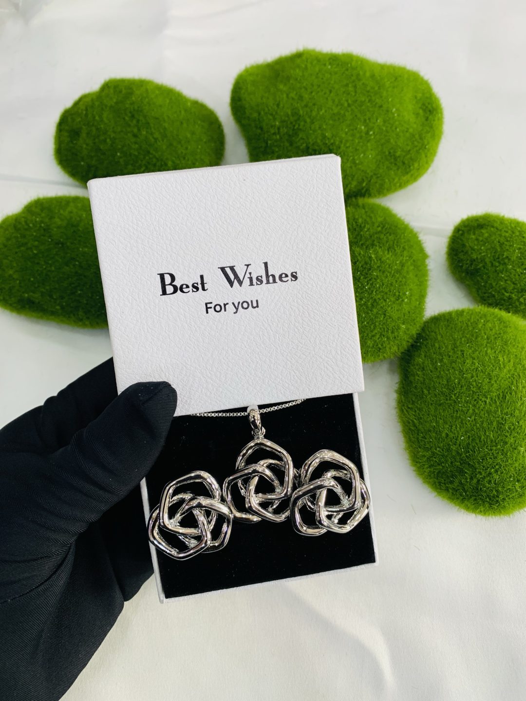 We lady set with best wishes box 010