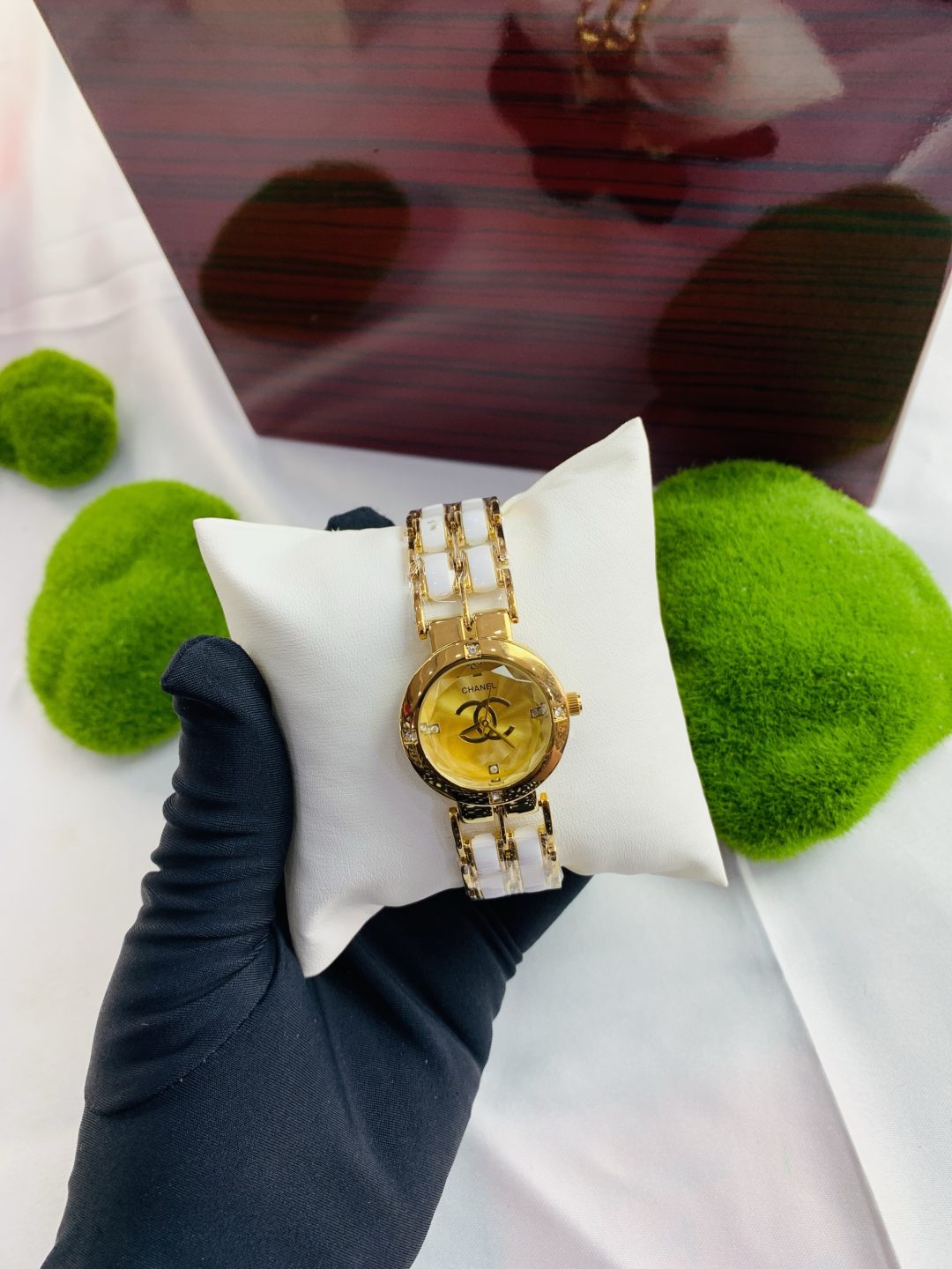 Channel gold gold female watch