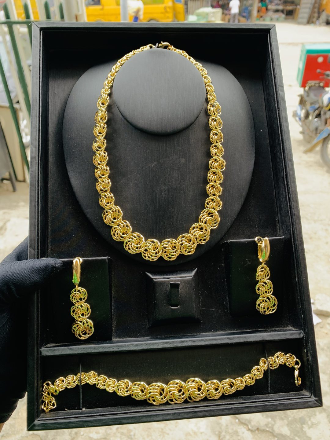 Dangle Delights gold set - Image 3