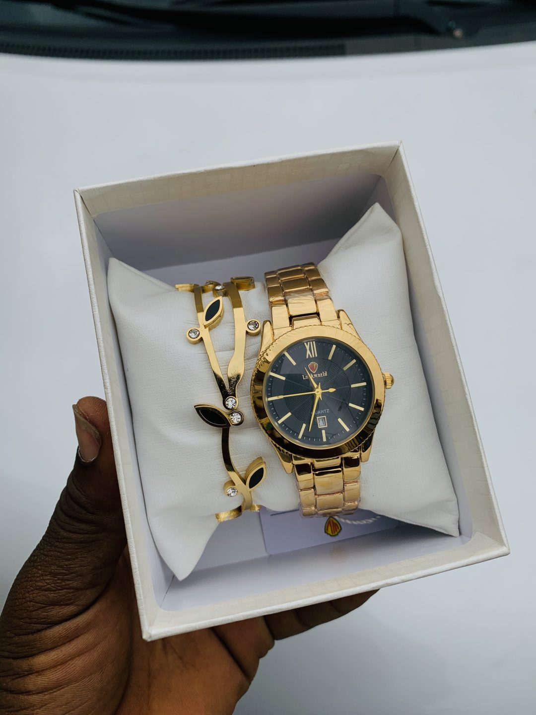 Lookworld gold/black face with box