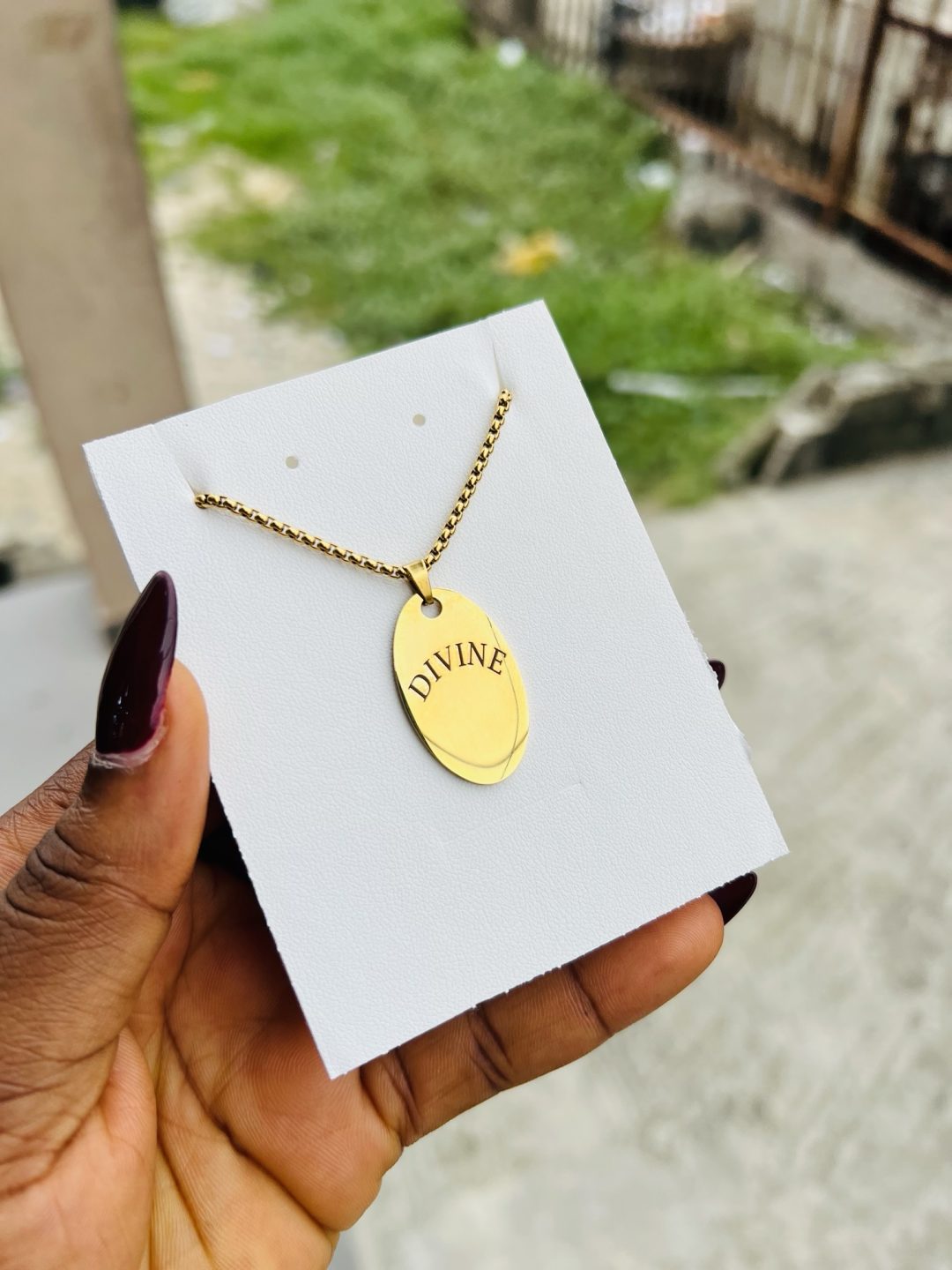 Engraved gold oval necklace - Image 2