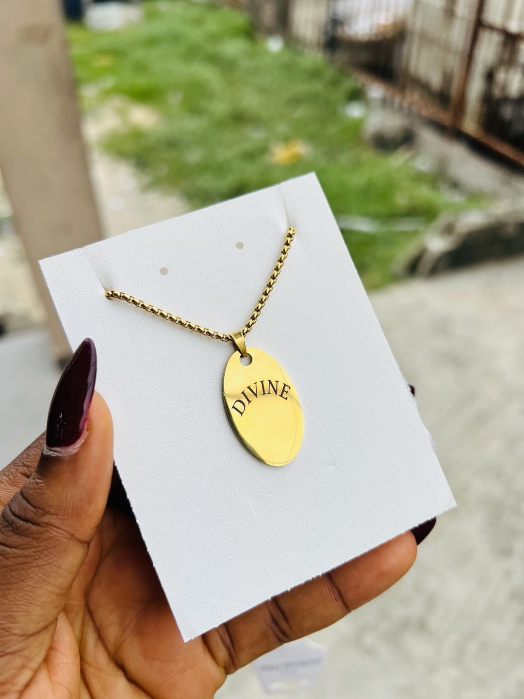 Engraved gold oval necklace - Image 3