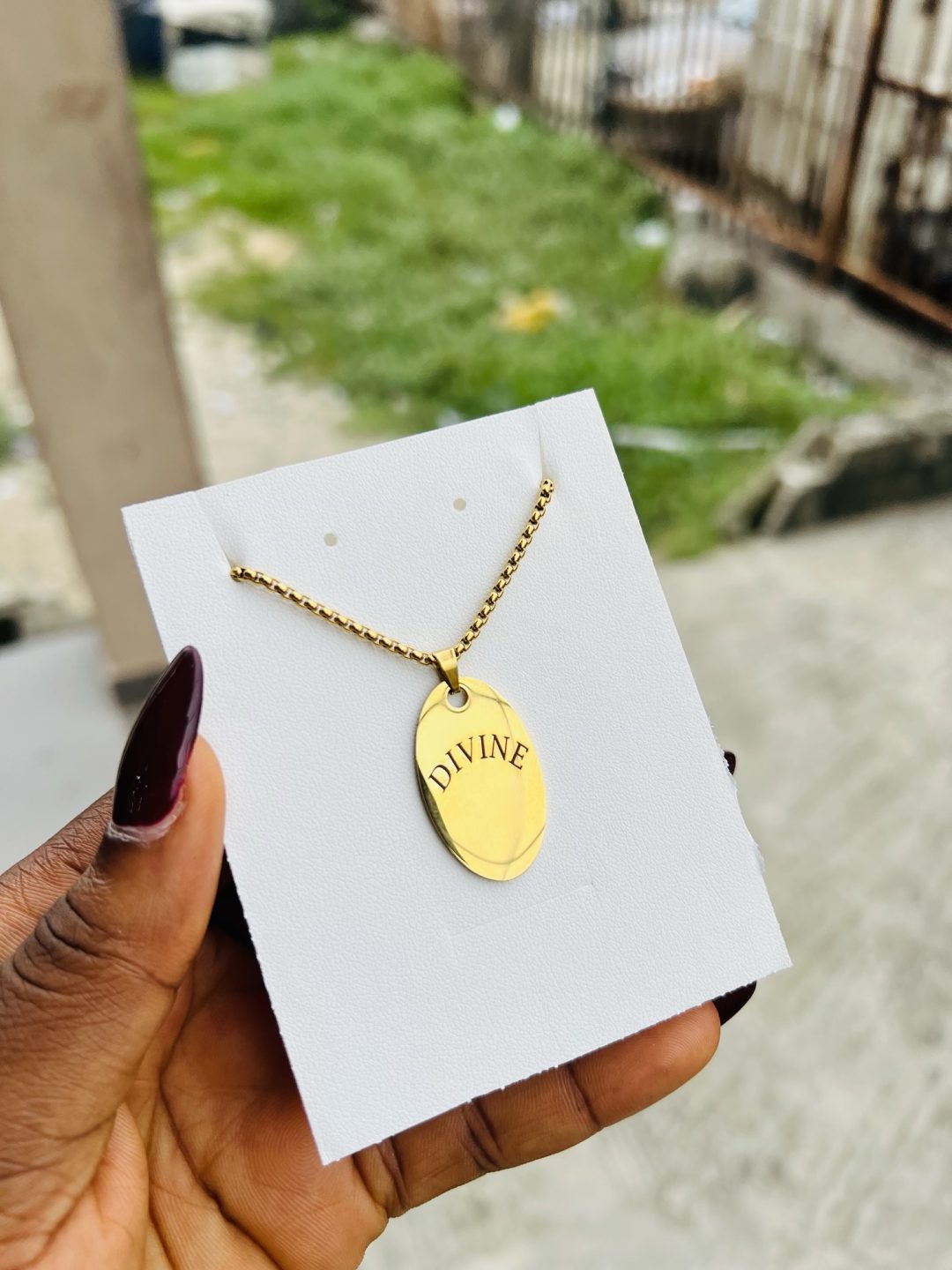 Engraved gold oval necklace - Image 4