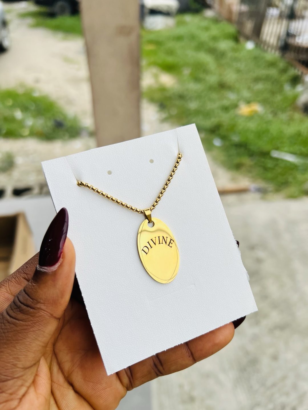 Engraved gold oval necklace - Image 5