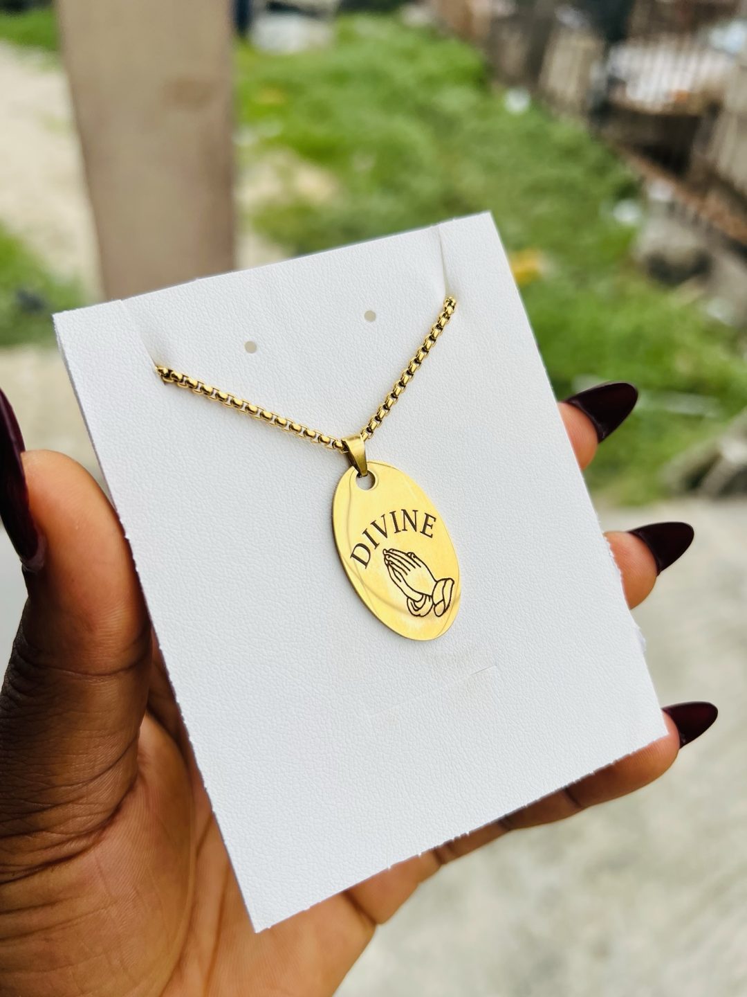 Engraved oval gold necklace (name and emoji) 002