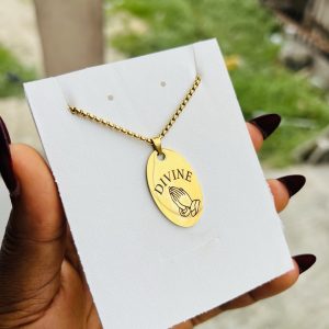 Engraved oval gold necklace (name and emoji) 002
