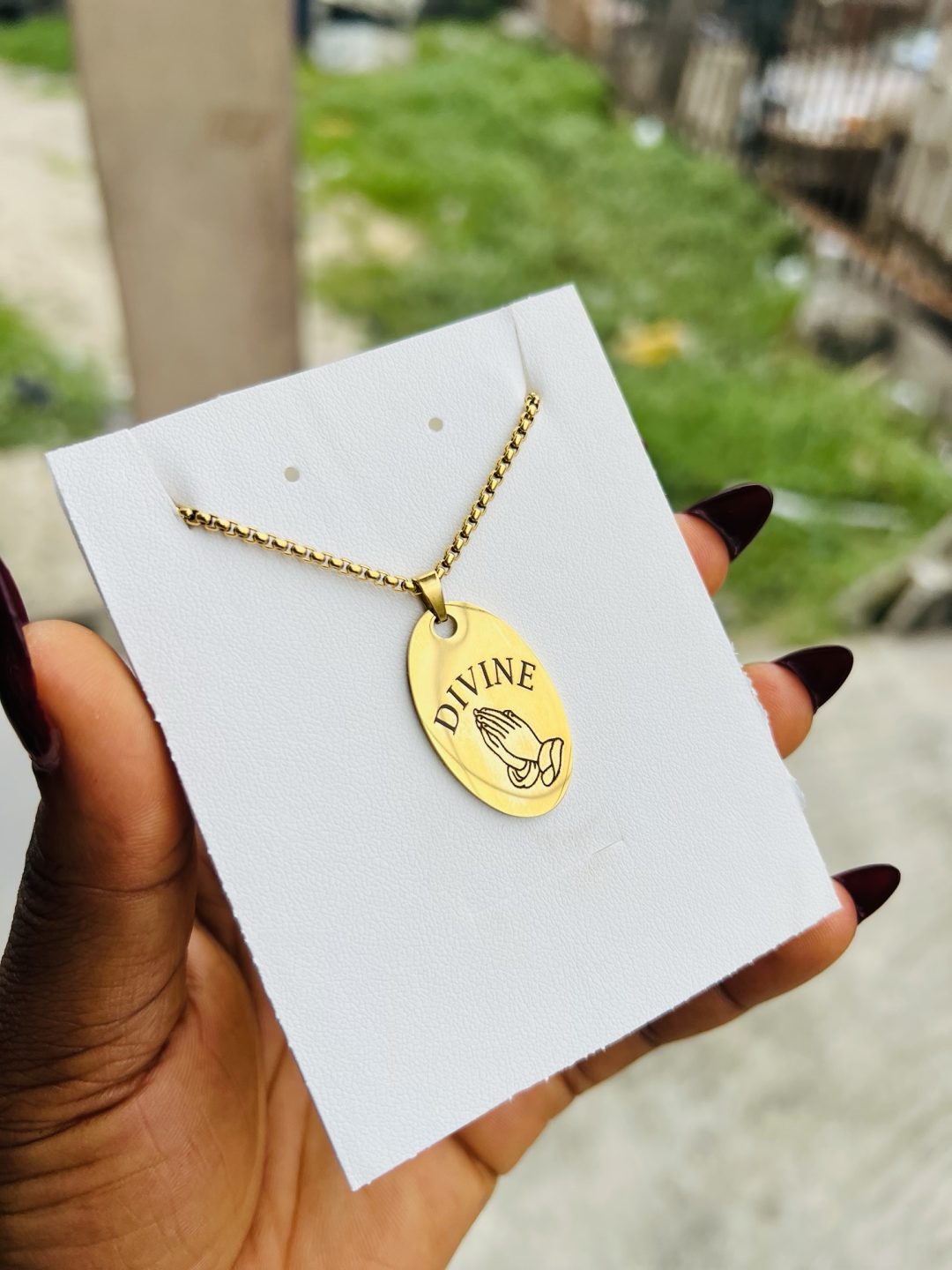 Engraved oval gold necklace (name and emoji) 002 - Image 3