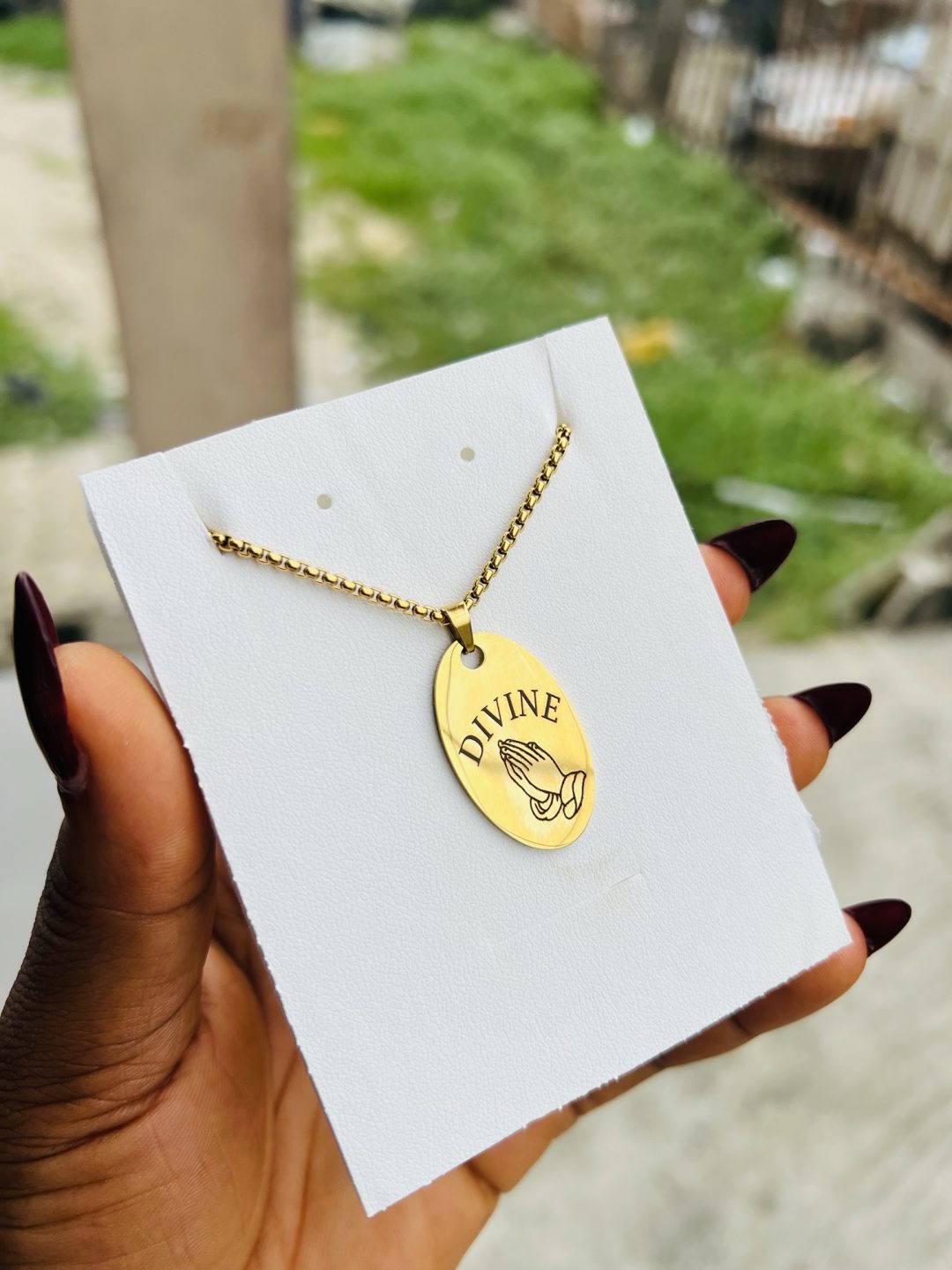 Engraved oval gold necklace (name and emoji) 002 - Image 2