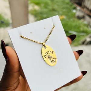 Engraved oval gold necklace (name and emoji) 002