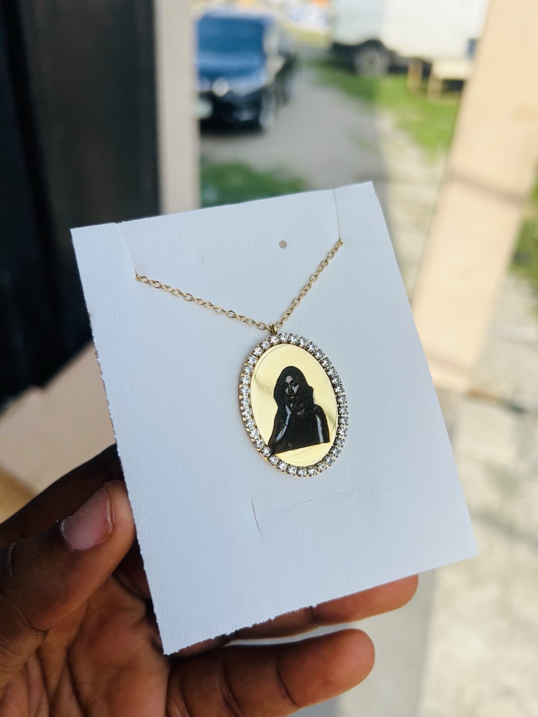 Engraved gold oval stoned picture engraving with barcode - Image 4