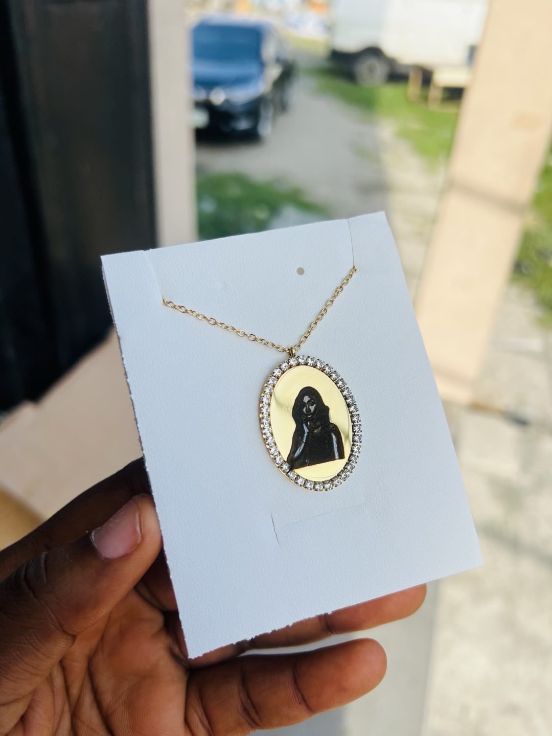 Engraved gold oval stoned picture engraving with barcode - Image 5