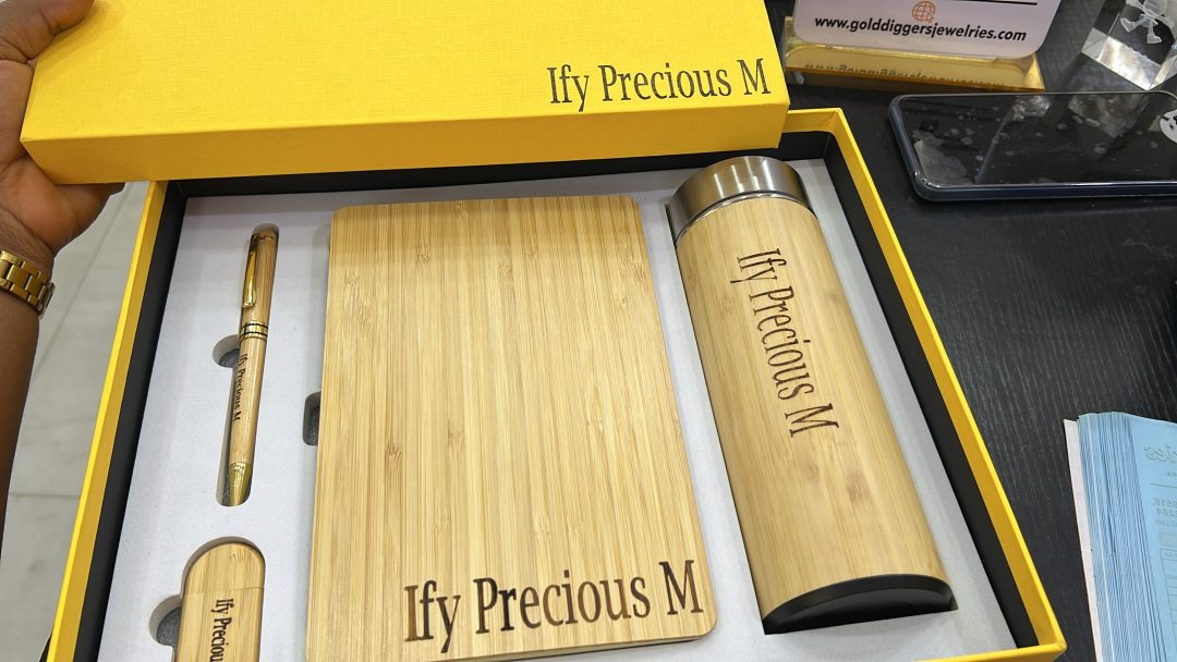 Picture engraved fully boxed wooden set - Image 5