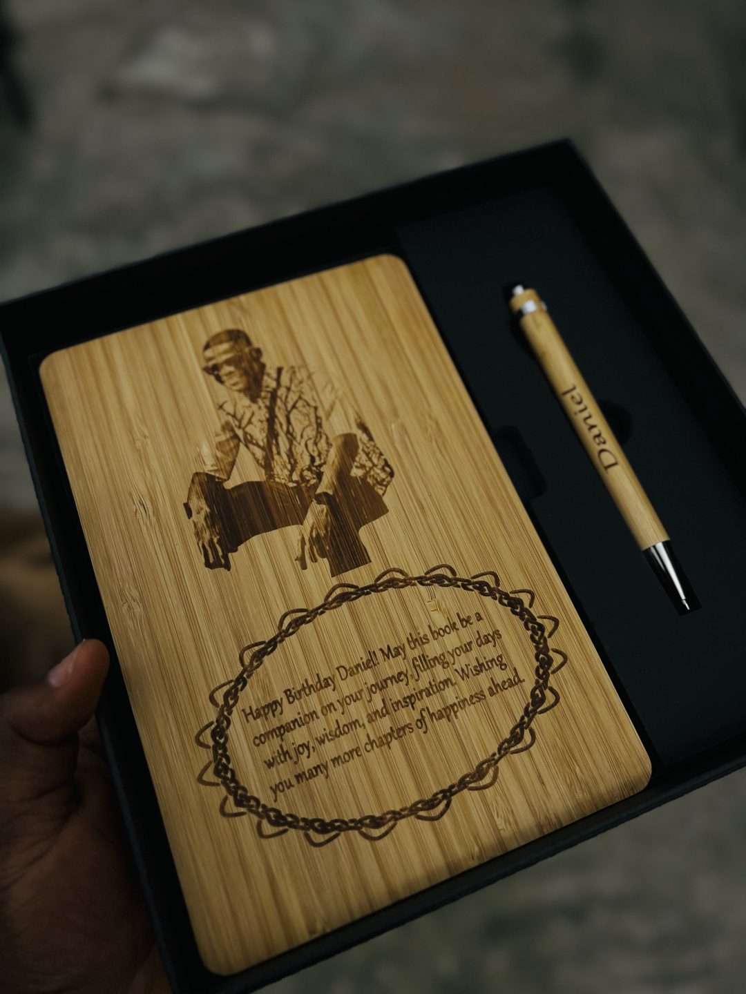 Engraved picture wooden book and pen set - Image 4