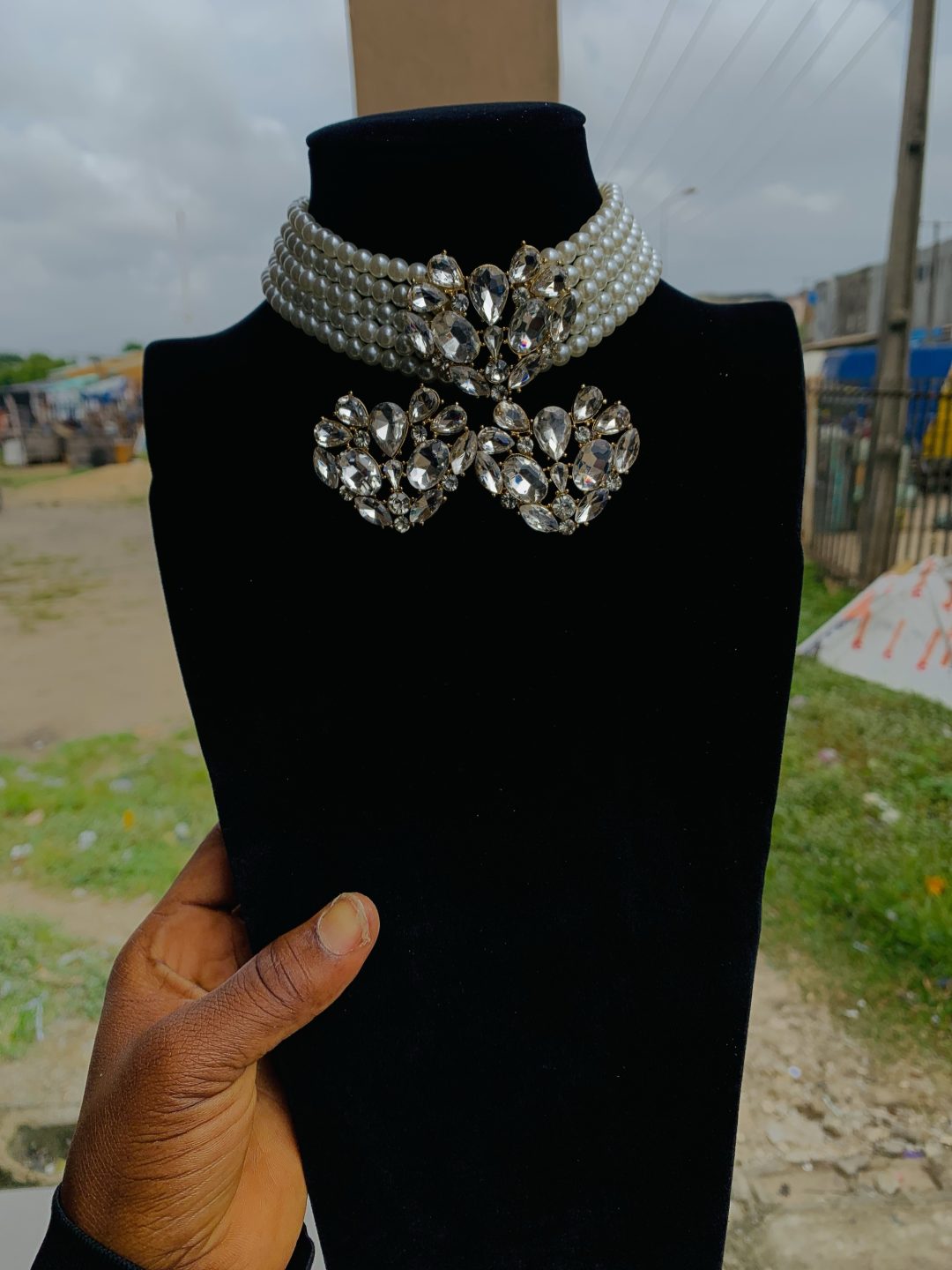 Pearlescent white stoned set