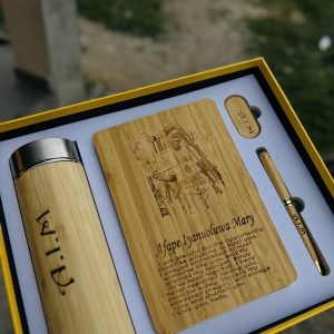 Picture engraved fully boxed wooden set