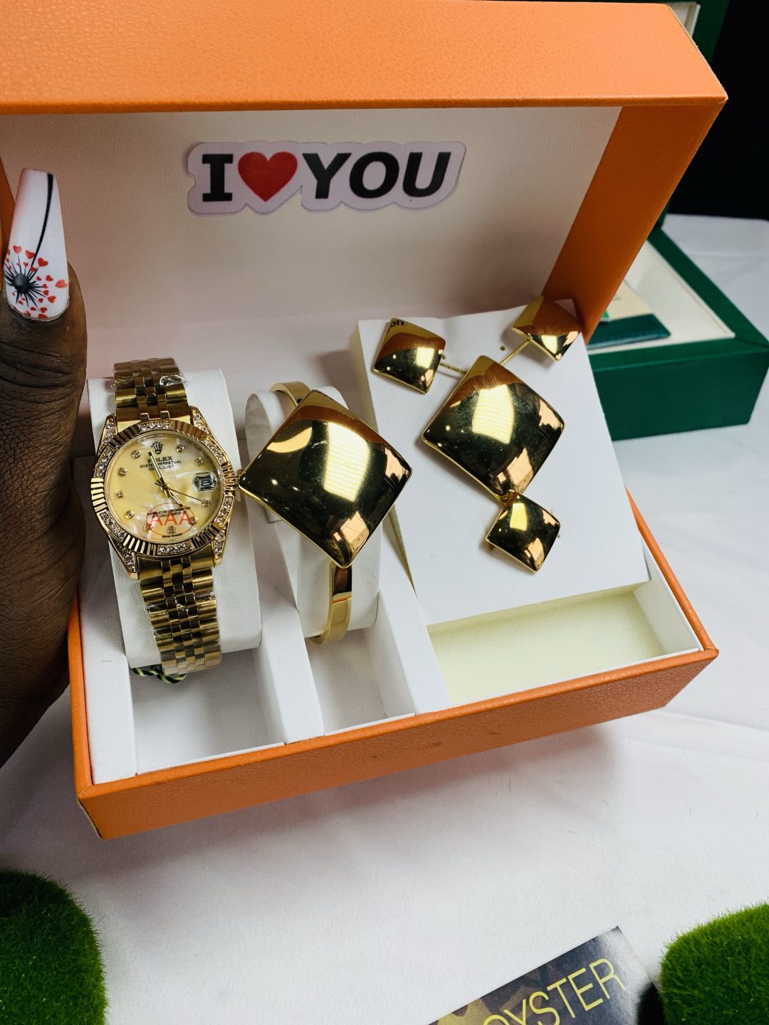 Rolex gold/Gold face comes with paper box