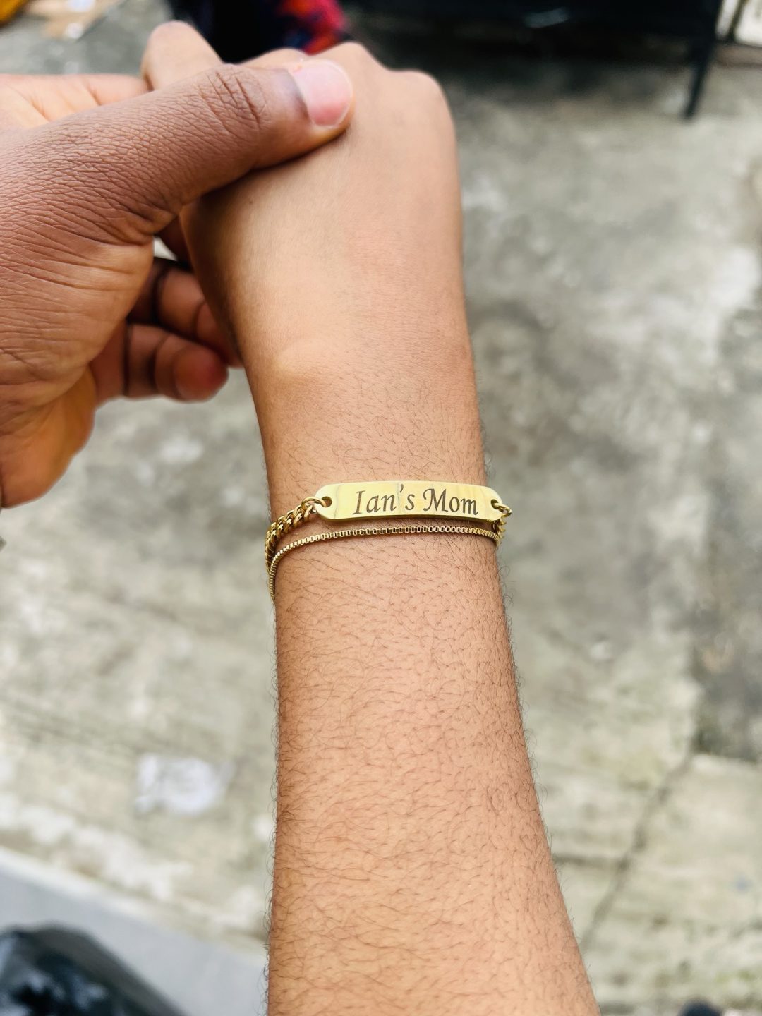 Engraved gold double flat bracelet - Image 4