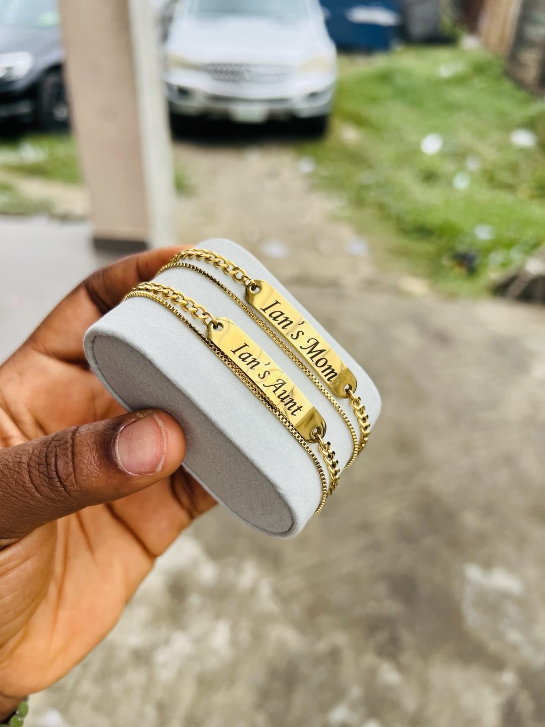 Engraved gold double flat bracelet - Image 2