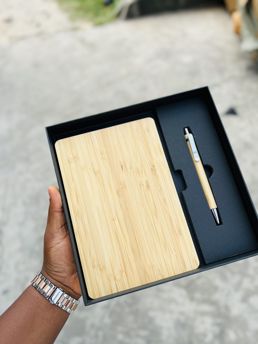 Engraved book and pen set - Image 2