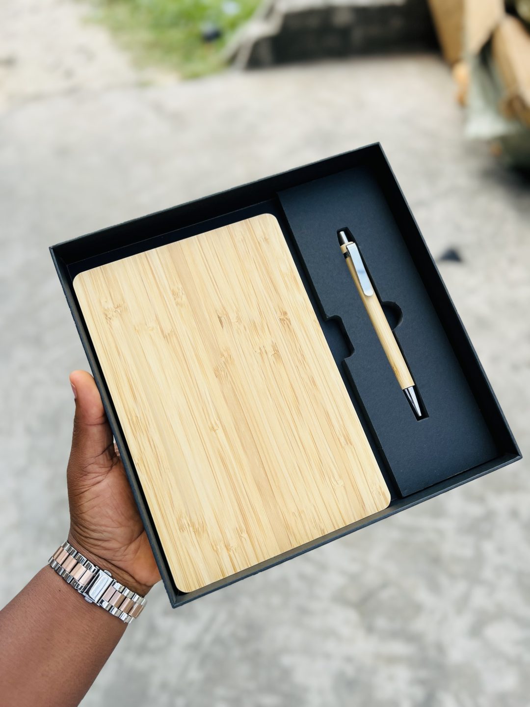 Engraved book and pen set - Image 3