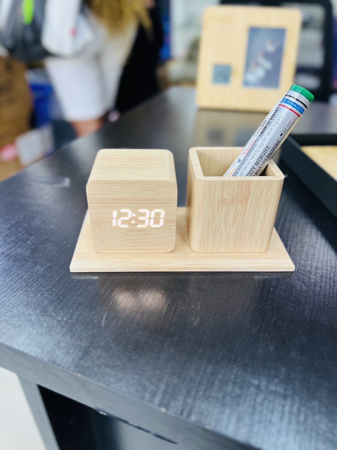 Engraved clock table pen holder - Image 5