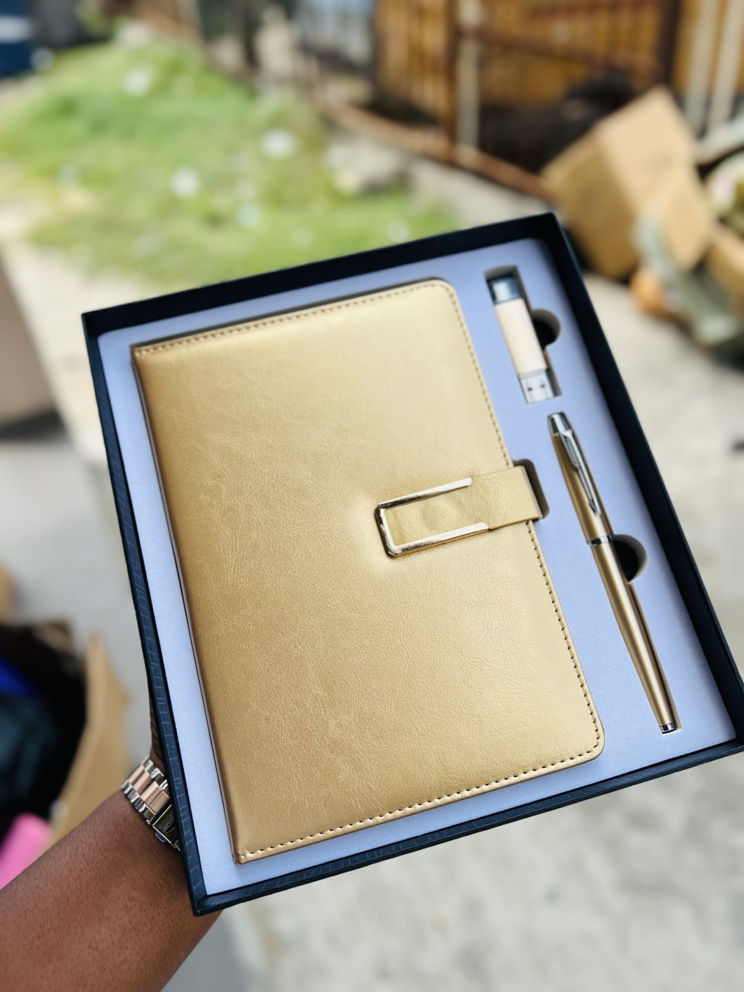 Engraved book,pen and flash set.