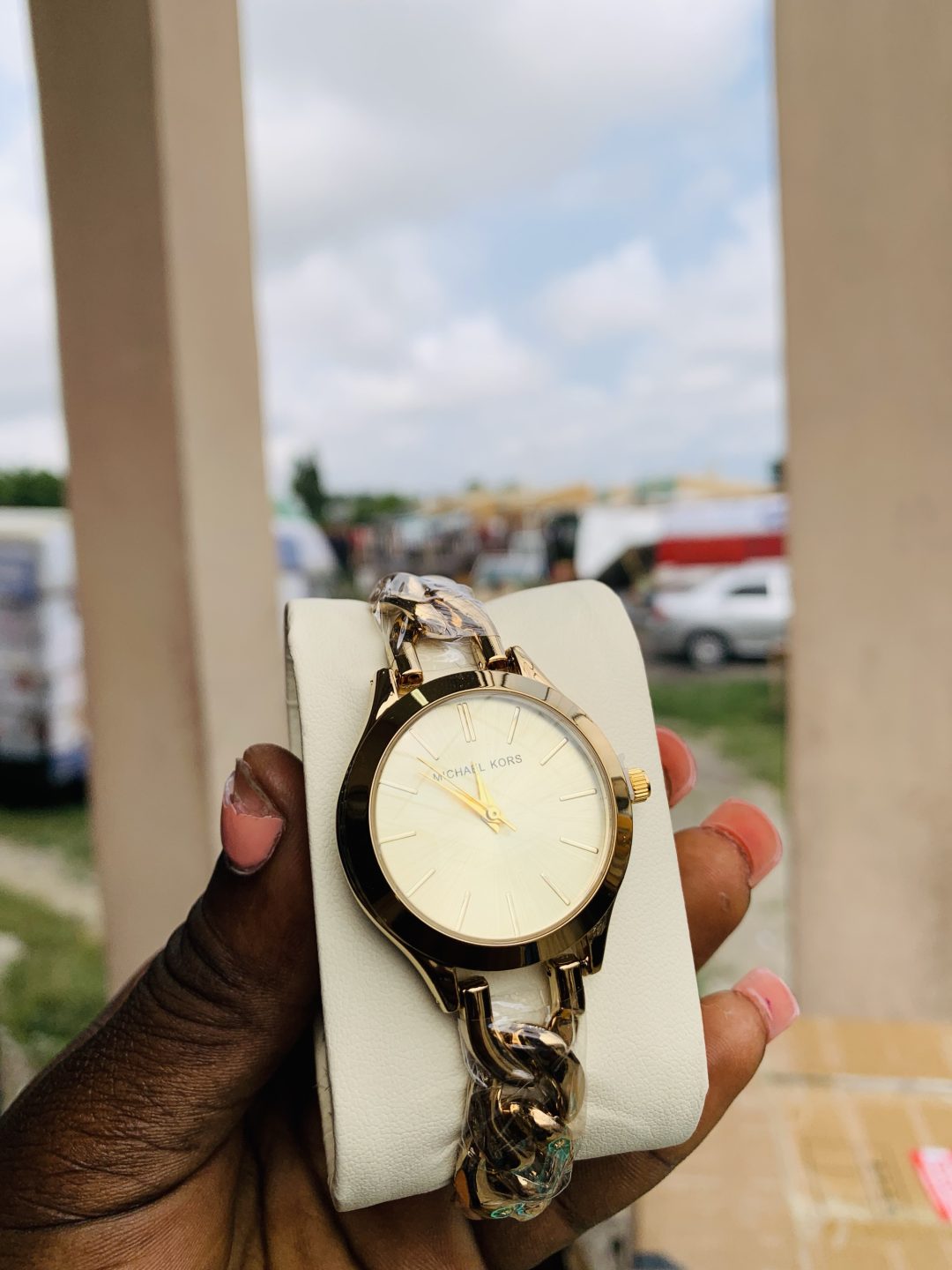 Micheal kors gold gold face - Image 4