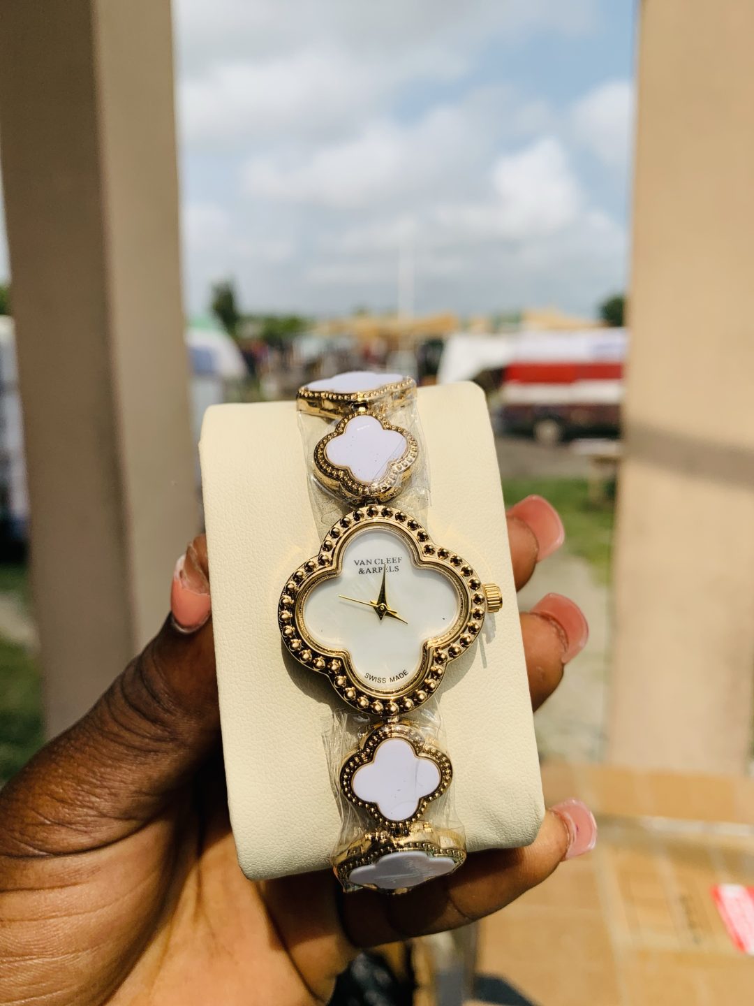Van clef gold white face