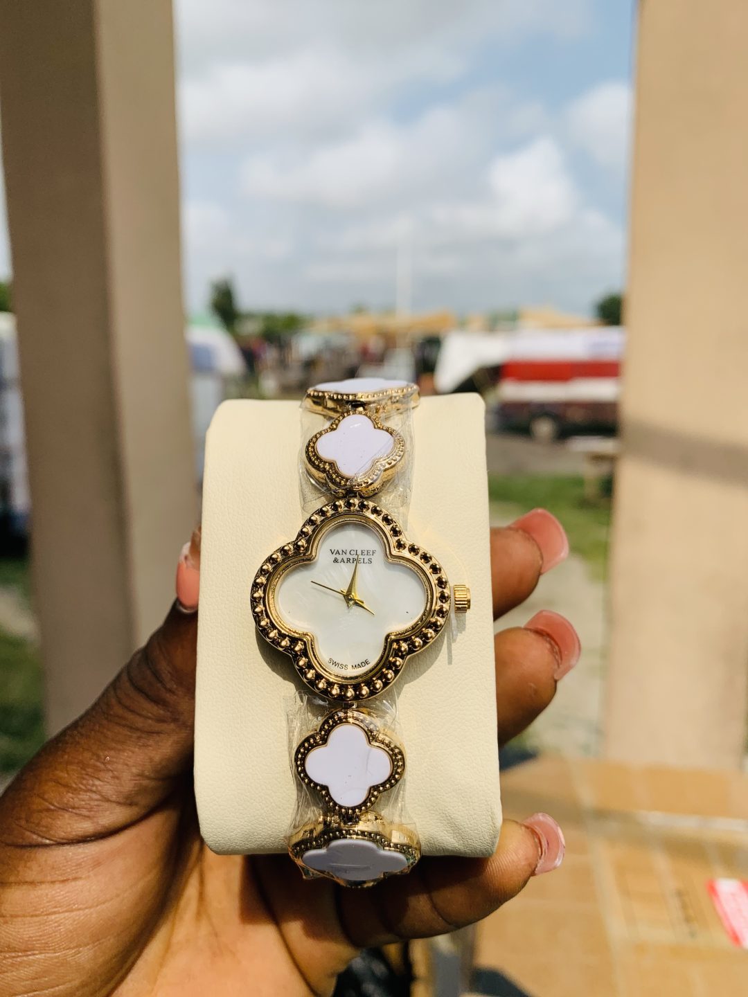 Van clef gold white face - Image 2
