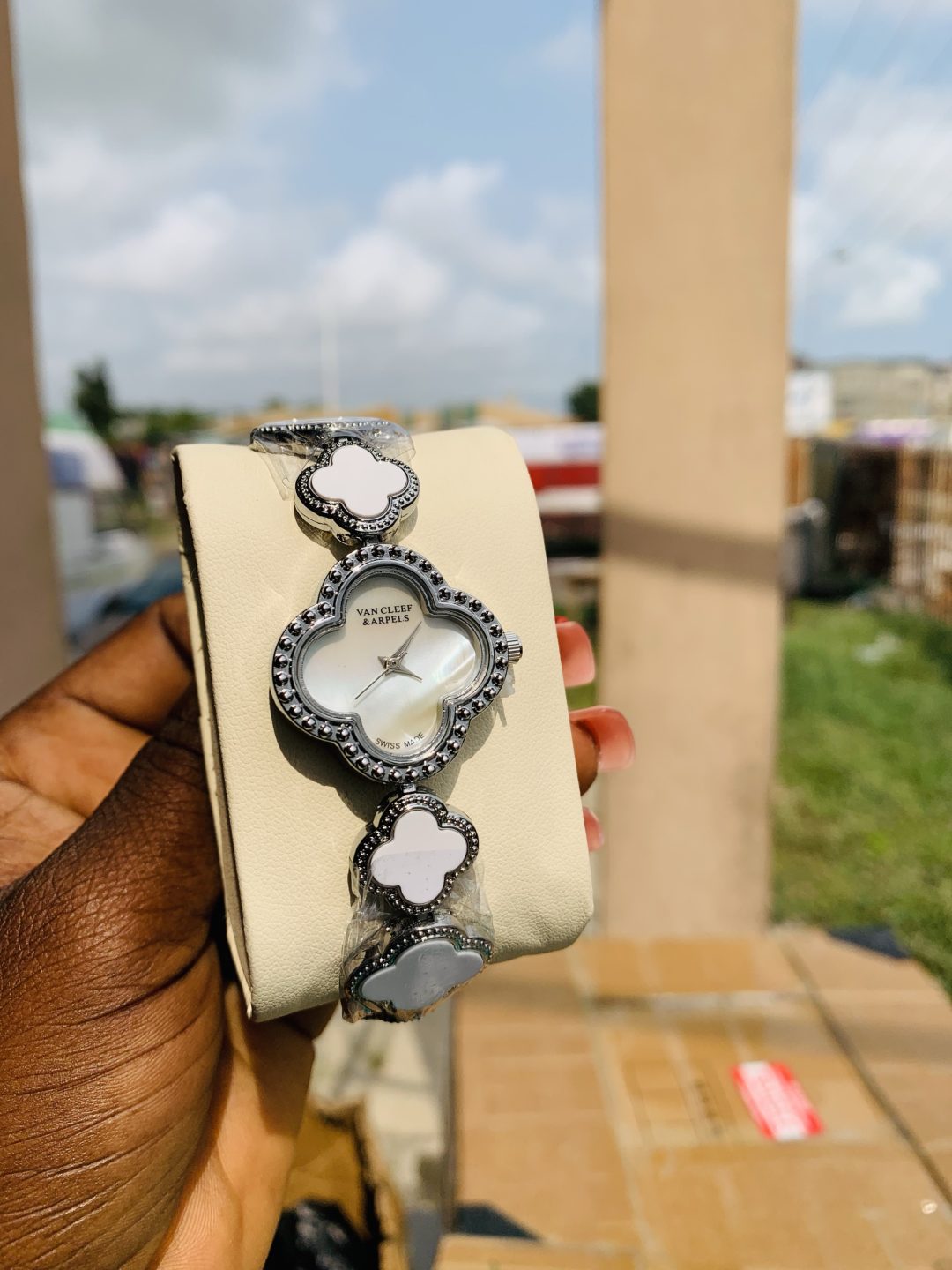 Van clef silver white face