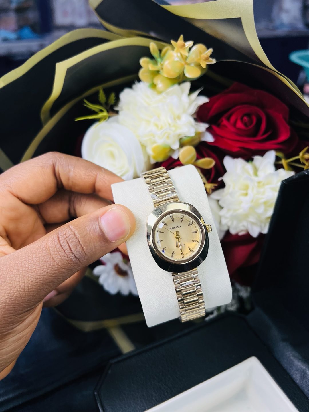 Rebirth gold oval face watch - Image 3
