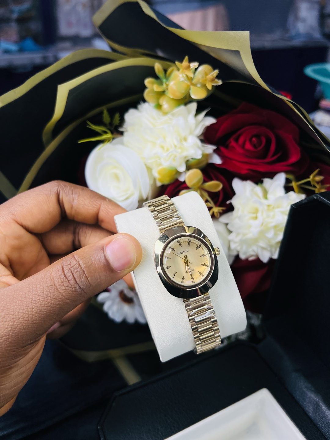 Rebirth gold oval face watch - Image 4