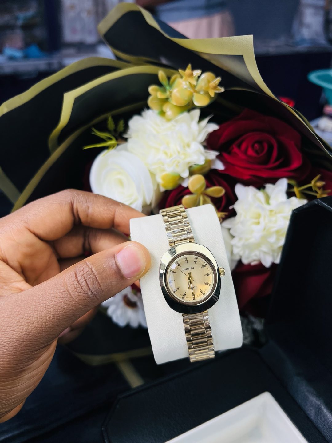 Rebirth gold oval face watch - Image 5