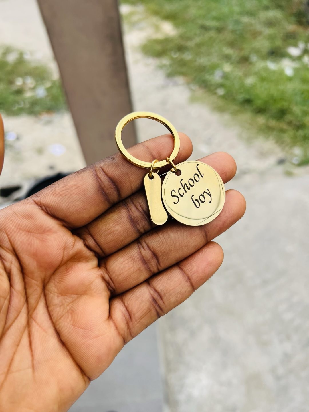 Engraved picture and text gold key holder - Image 4