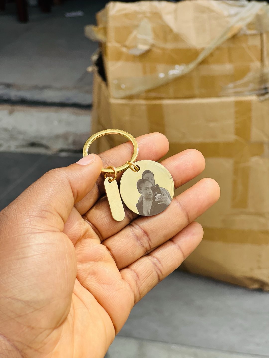 Engraved picture and text gold key holder - Image 5