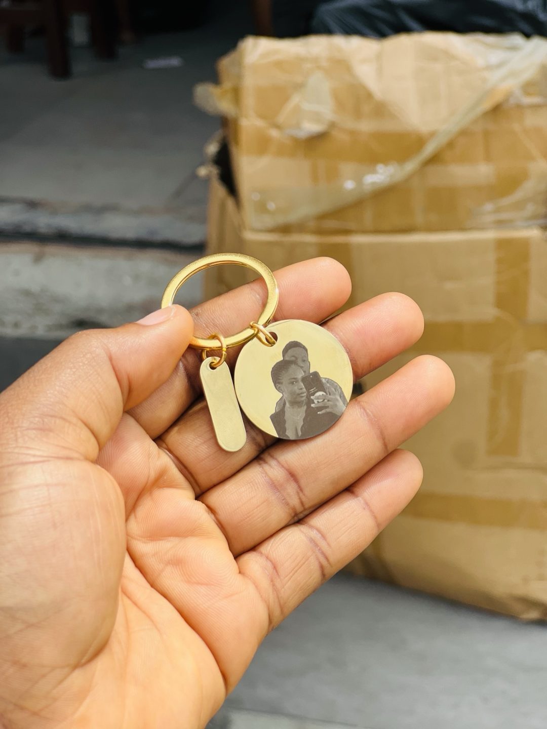 Engraved picture and text gold key holder - Image 2