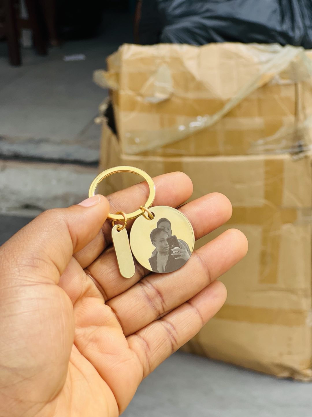 Engraved picture and text gold key holder - Image 8