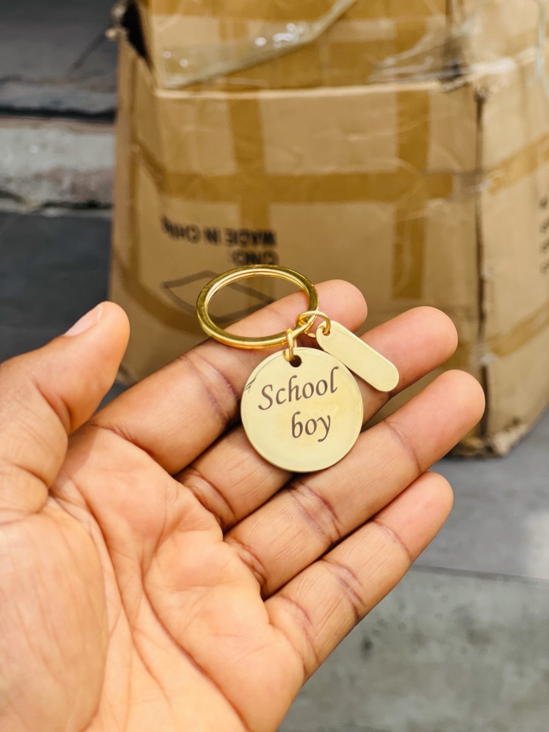Engraved picture and text gold key holder - Image 7