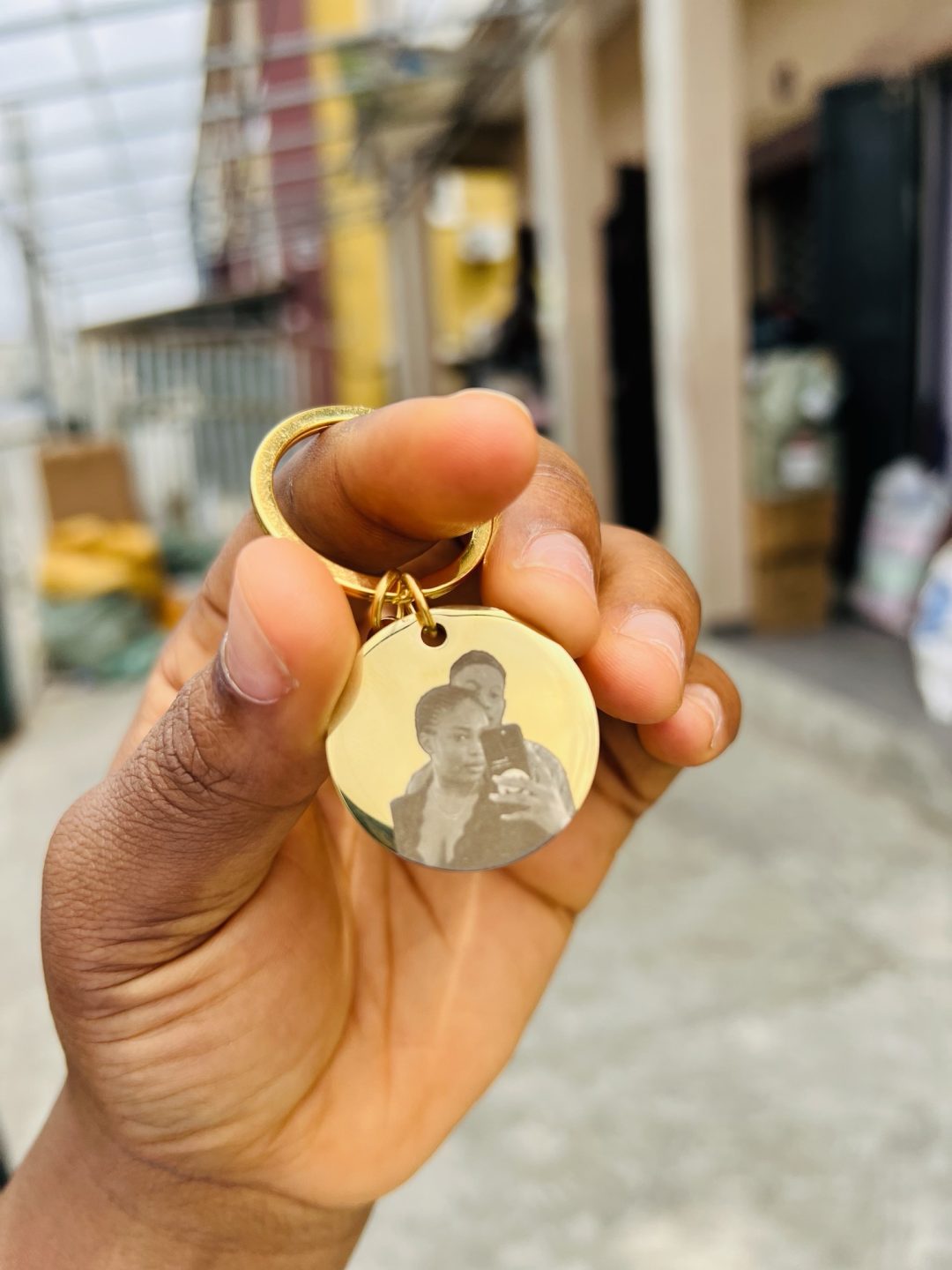 Engraved picture and text gold key holder - Image 6