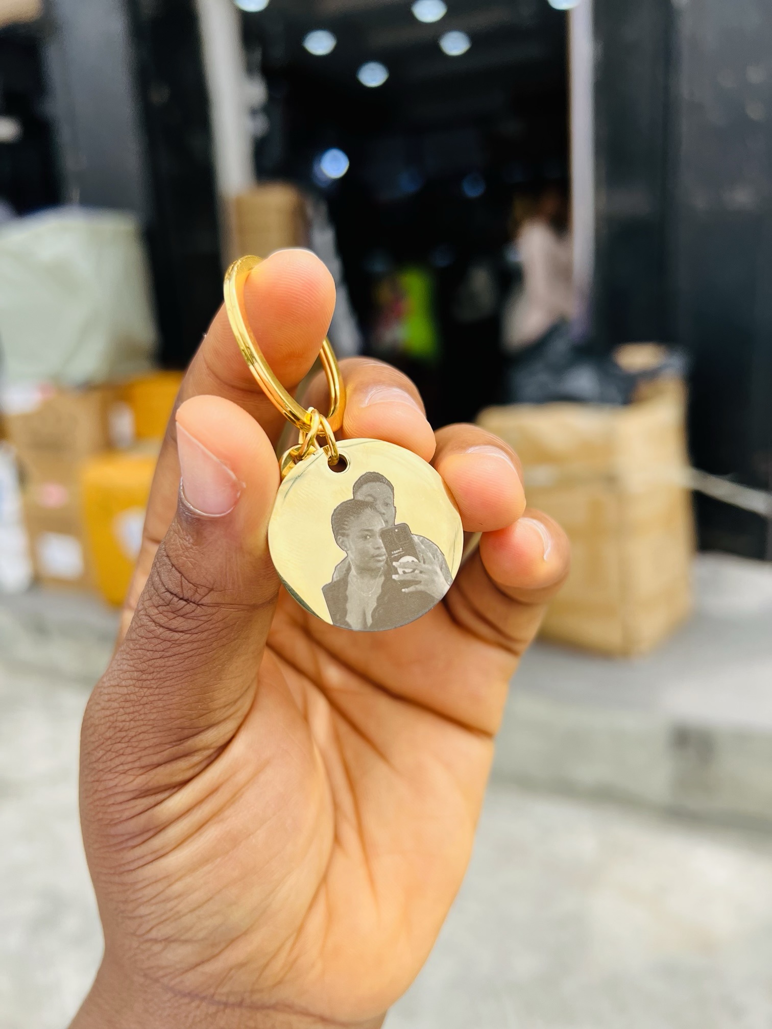 Engraved picture and text gold key holder