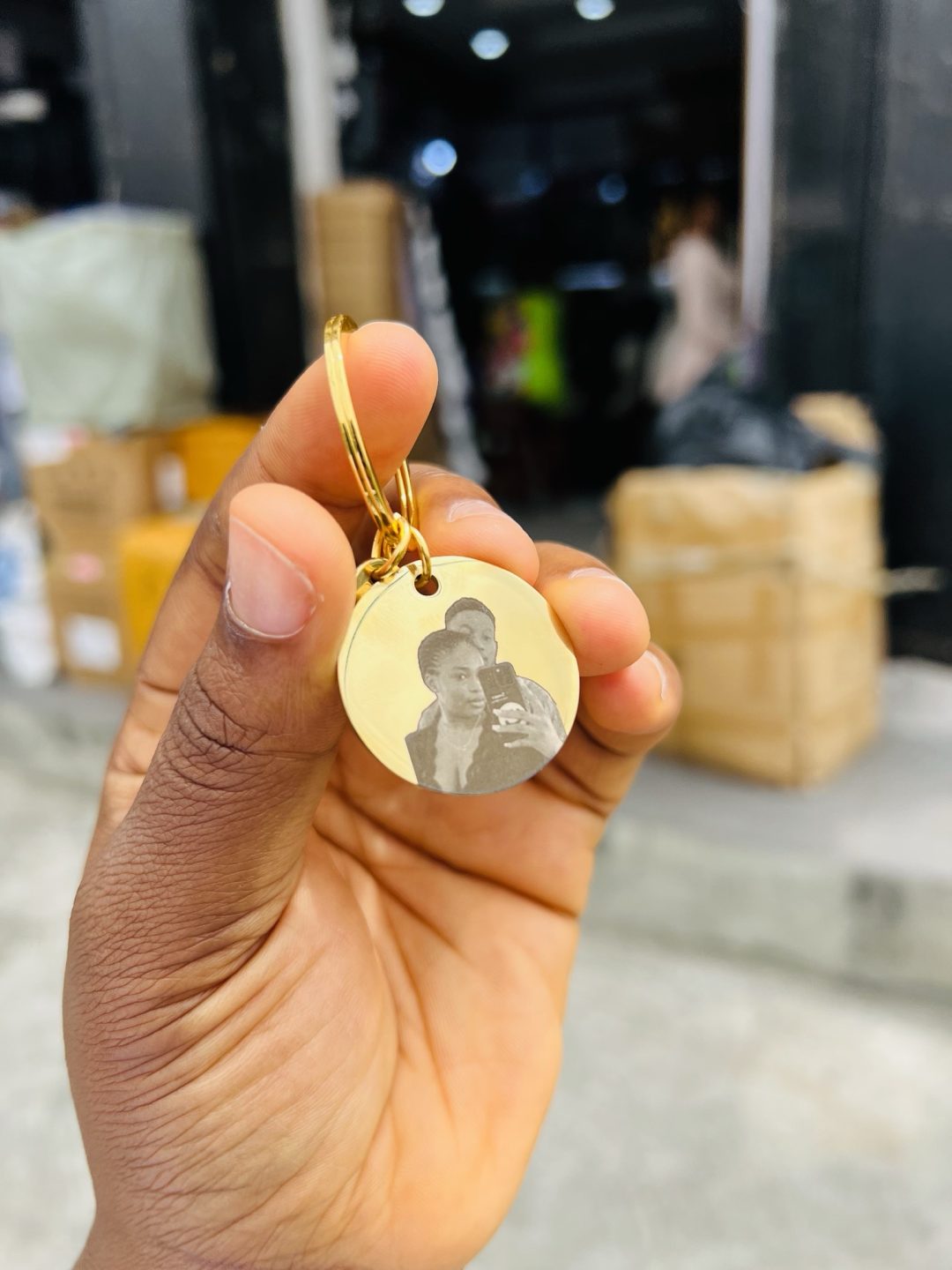 Engraved picture and text gold key holder - Image 3