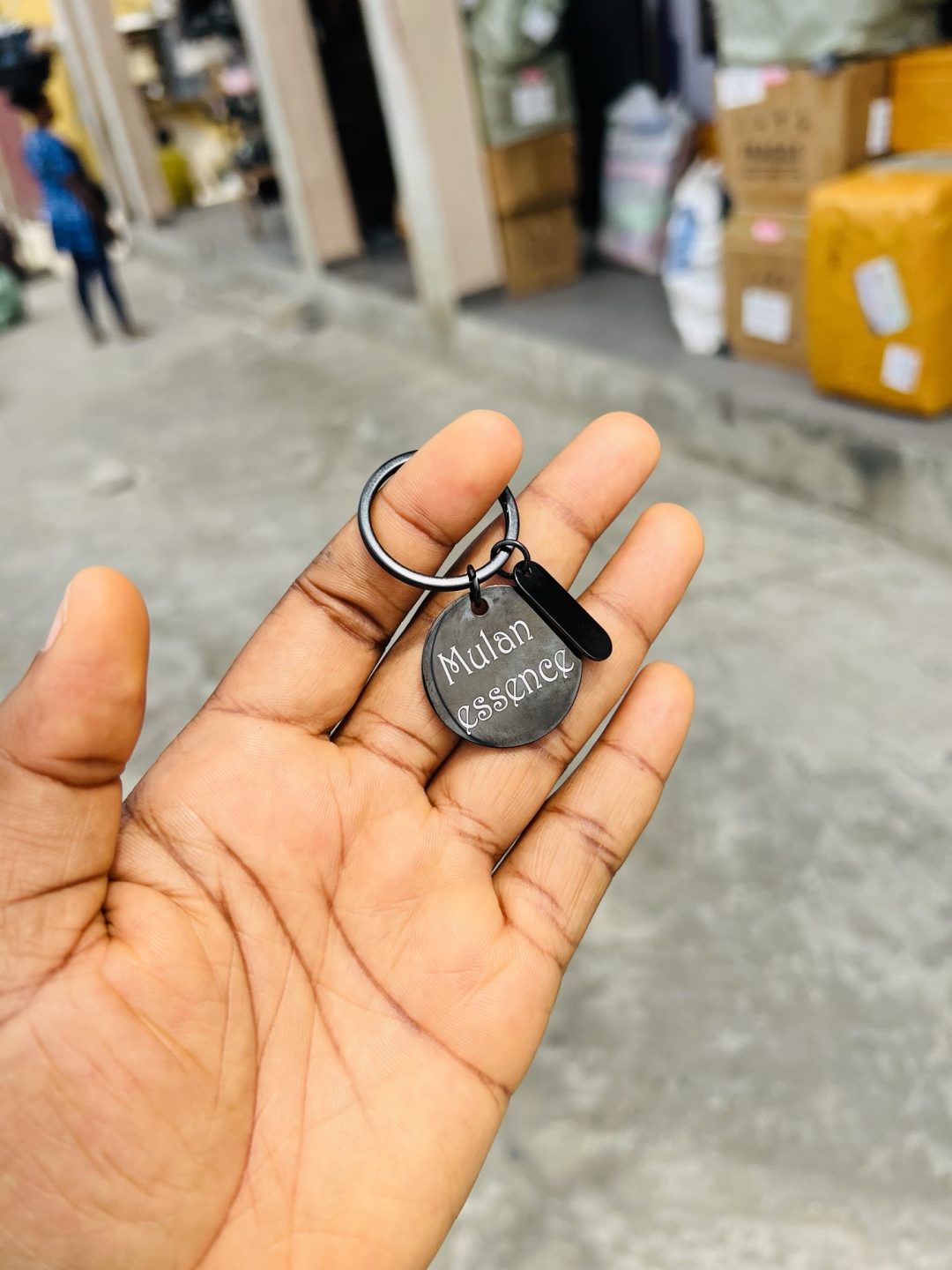 Engraved black circular key holder - Image 2