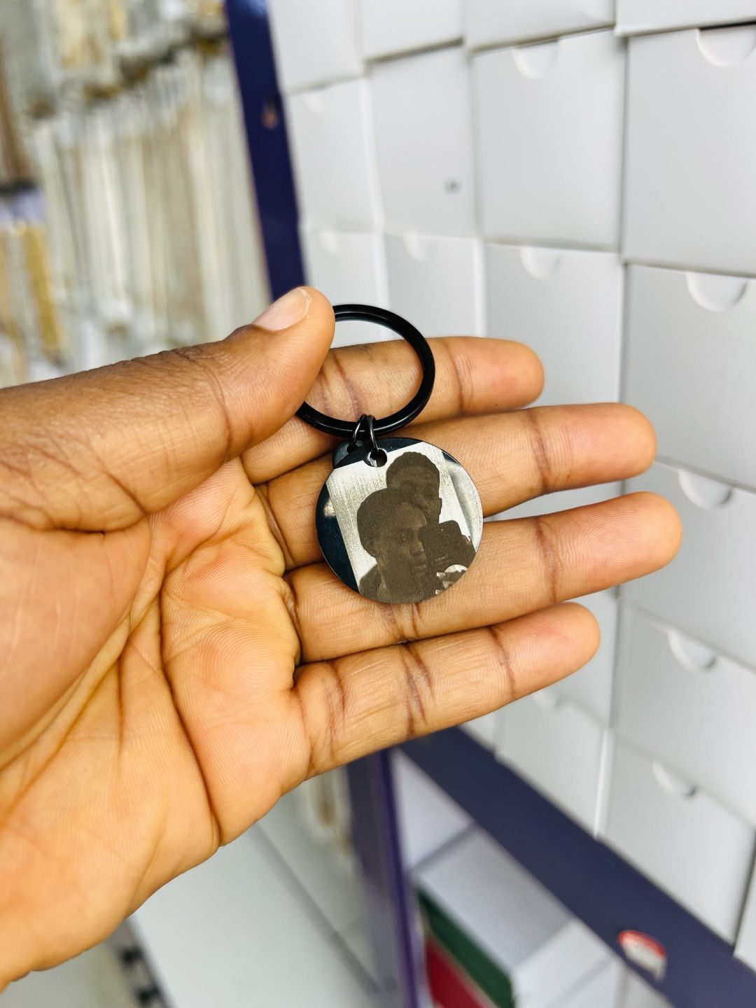 Engraved picture and text black key holder - Image 4