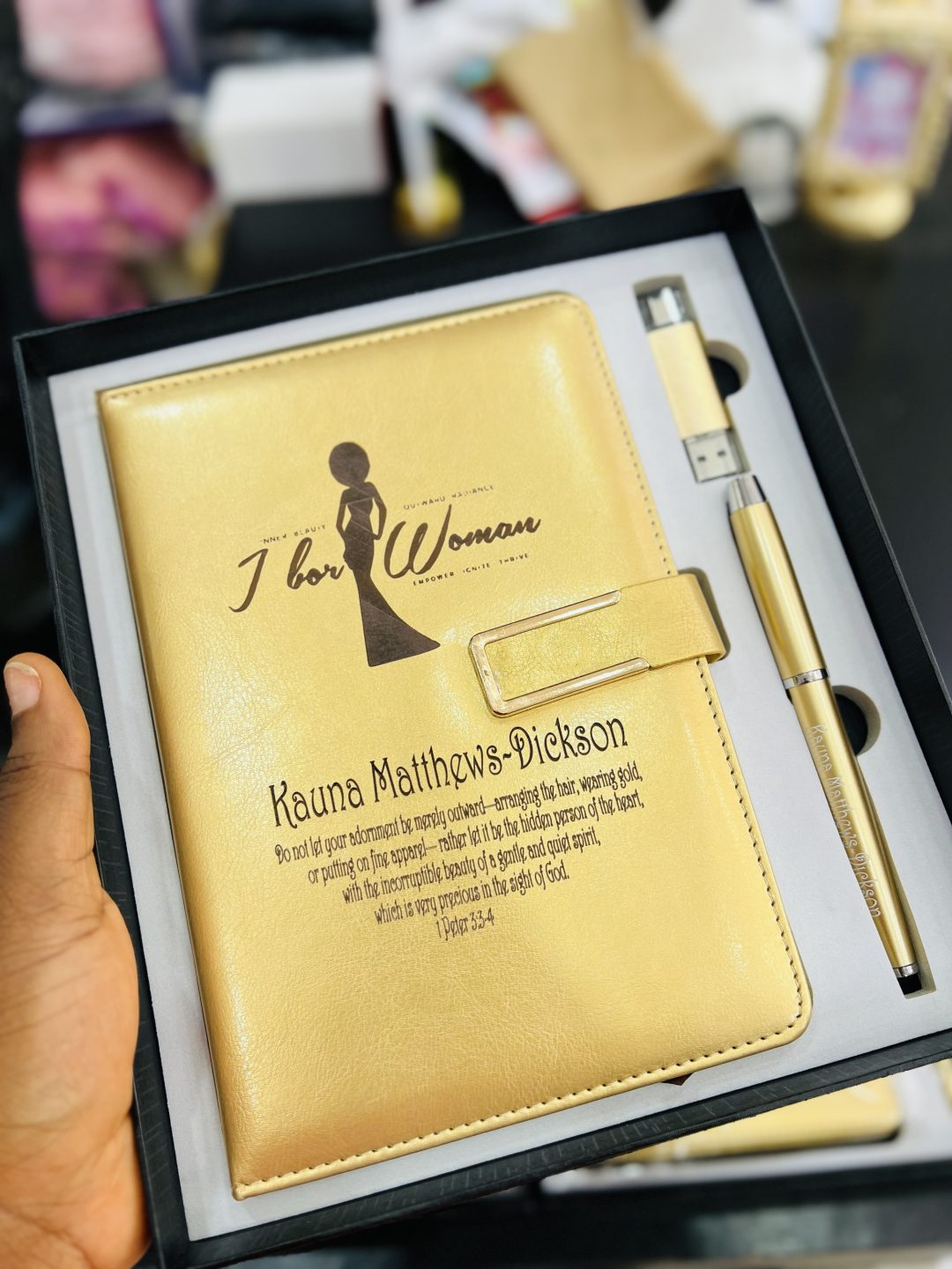 Engraved book,pen and flash set.