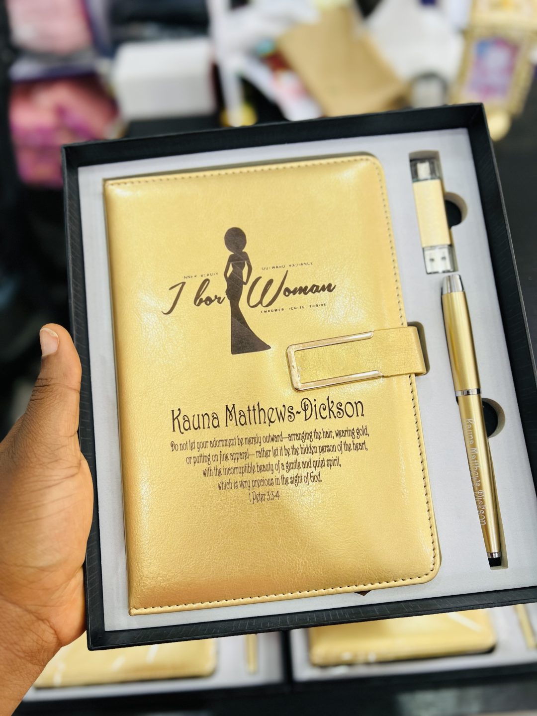 Engraved book,pen and flash set. - Image 2