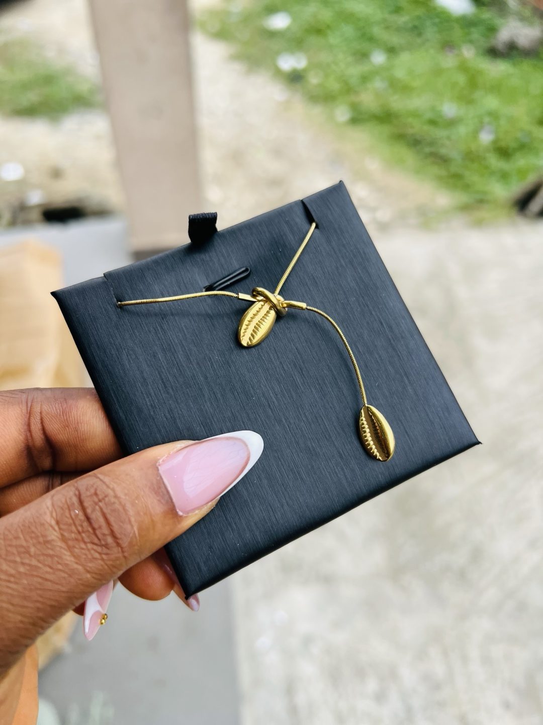 Drawstring cowries necklace - Image 2